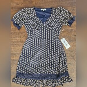 NWT Mimi Chia navy blue dress with floral pattern and ruffle trim. Size: M